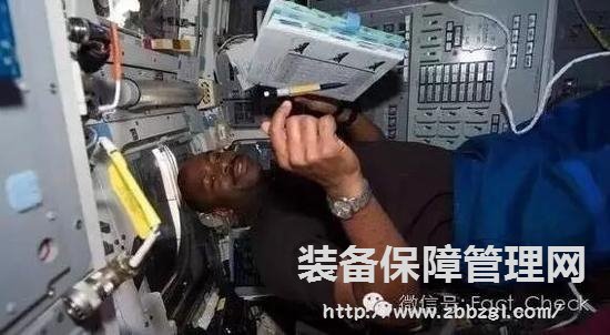 美国耗巨资研发太空笔：苏联用铅笔解决？