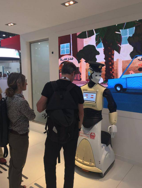 首个智能警察机器人在迪拜上岗：身高1米7 会说6种语言